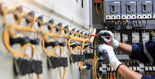Professional Electrician technician working in Holland, TX